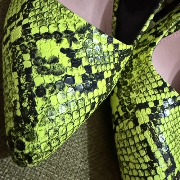 Shoe Dazzle Yellow Green Snake Print Sky High Heels Pumps - Picture 2 of 8
